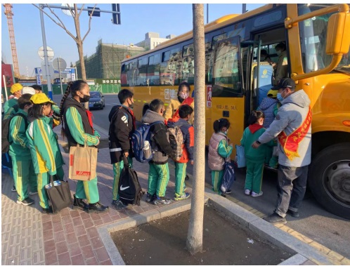 引导学生文明乘坐校车.jpg